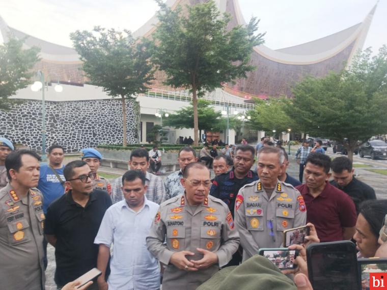 Kapolda Sumbar Pastikan Anggotanya Tak Injak Tempat Ibadah di Masjid Raya Sumbar