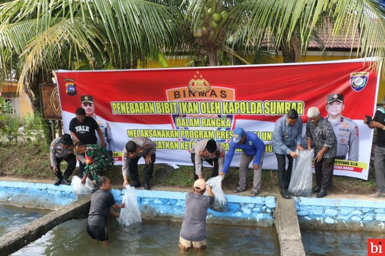 Kapolda Sumbar Tebar 15.000 Bibit Ikan di Bendungan Irigasi Balai Gadang