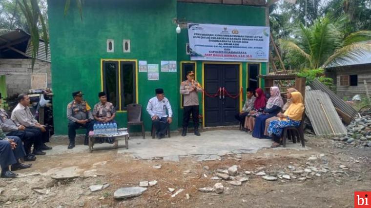 Kapolres Dharmasraya Serahkan Kunci Rumah Layak Huni di Nagari Sungai Duo