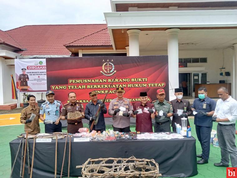 Kapolres Dharmasraya Hadiri Pemusnahan Barang Bukti di Kejaksaan Negeri Dharmasraya