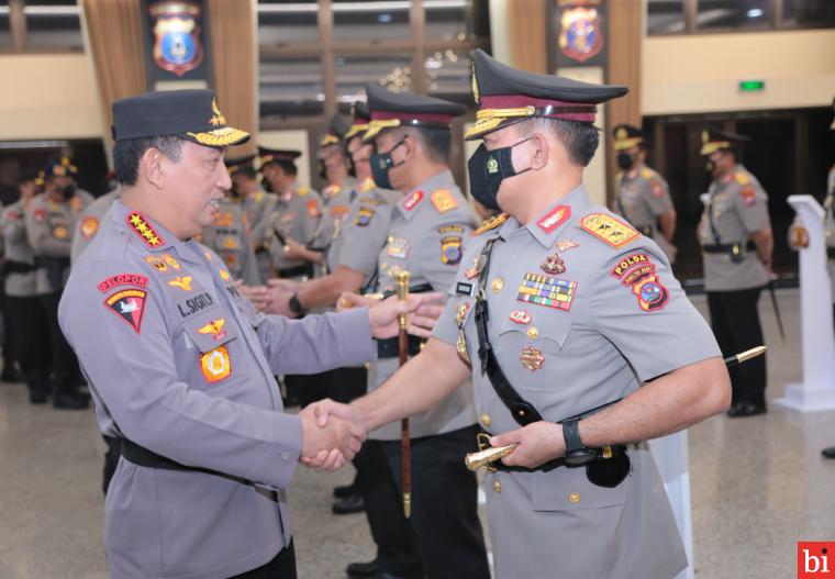 Kapolri Lantik Irjen Pol Suharyono sebagai Kapolda Sumbar