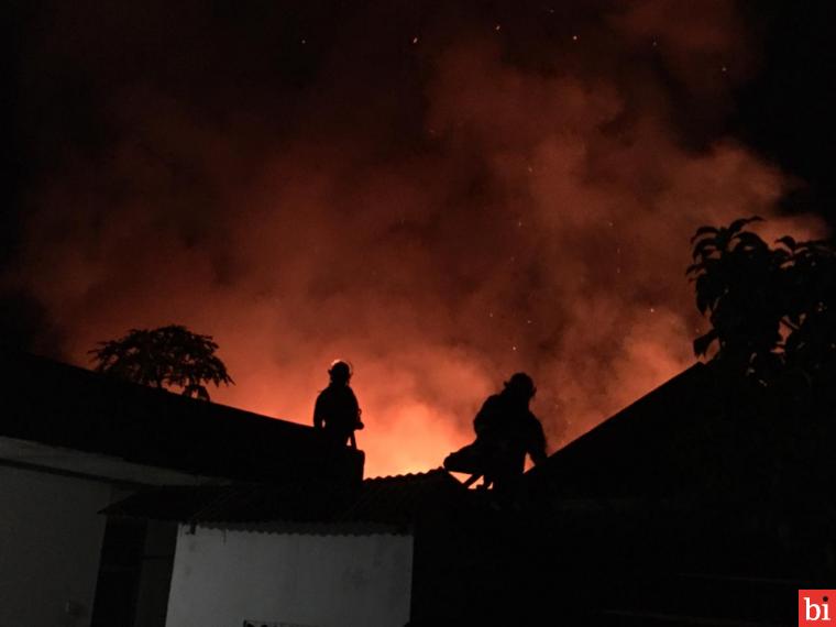 Kebakaran Hebat Hanguskan Beberapa Unit Rumah di Sawahan Padang