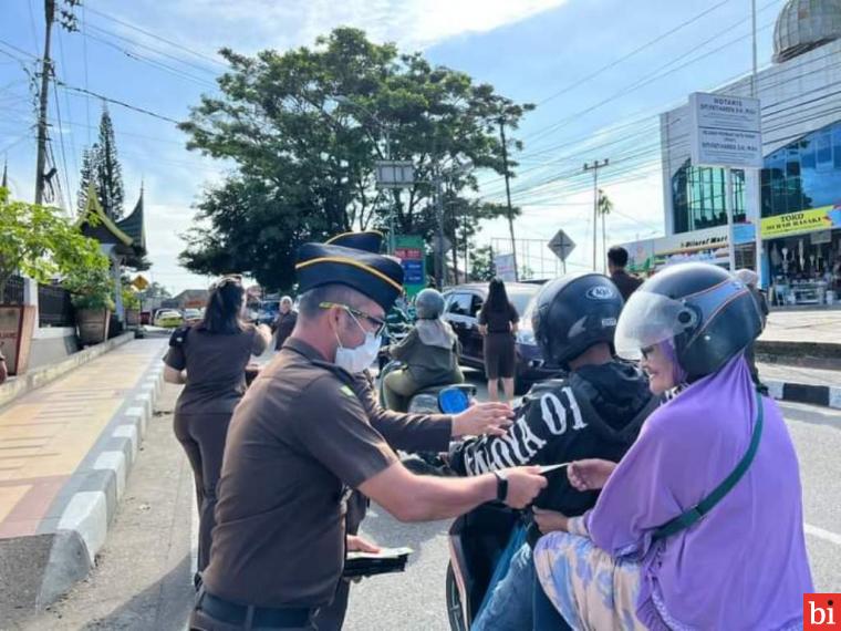 Kejari Bagikan Stiker Antikorupsi kepada Pengendara