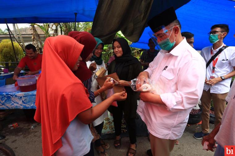 Keliling Pasar, Nasrul Abit Sosialisasikan Bahaya Terinfeksi Covid-19 Sembari Berbagi...