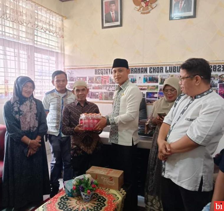 Kelurahan Ekor Lubuk Bagikan Paket Lebaran kepada ASN dan THL