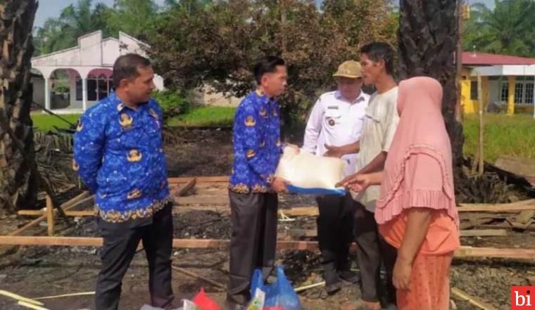 Kepala Dinas Sosial P3APPKB Dharmasraya Berikan Bantuan kepada Korban Kebakaran