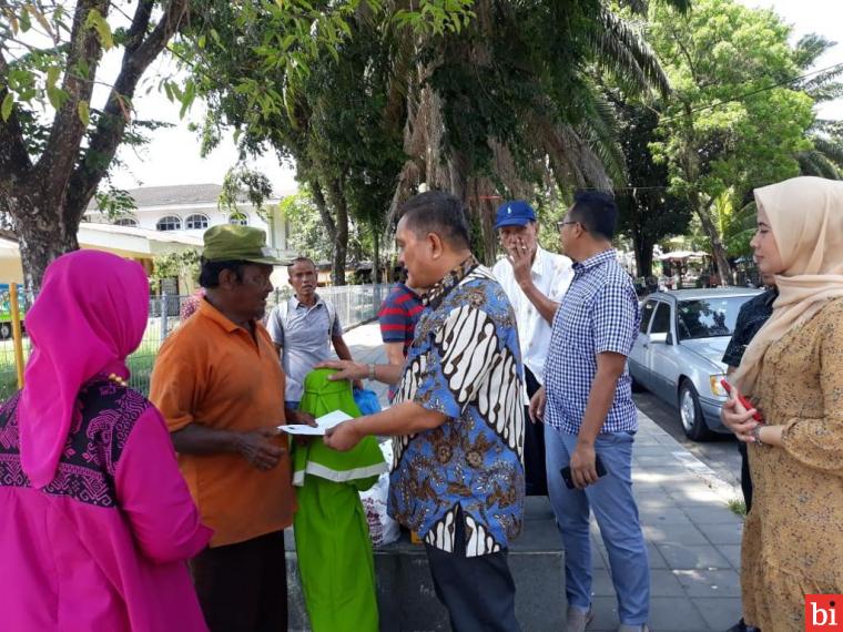 Kepala Kejati Sumbar Saling Berbagi di Hari Jumat Barokah