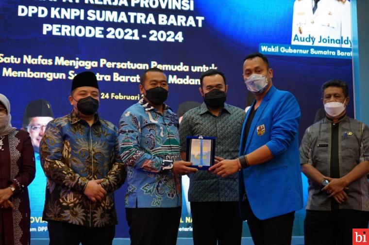 Kepengurusan Baru KNPI Sumbar Ganjar Mahyeldi-Audy Penghargaan Kepala Daerah Peduli Pemuda