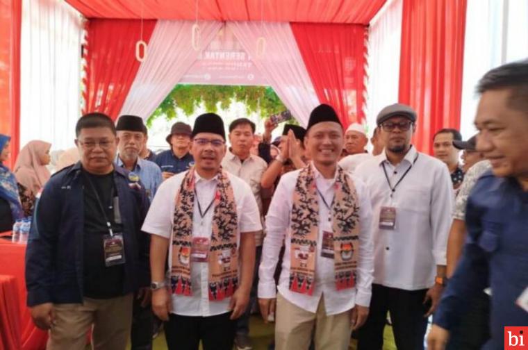 Ketegangan Warnai Pendaftaran Adi Gunawan dan Romi Siska Putra di KPU Dharmasraya