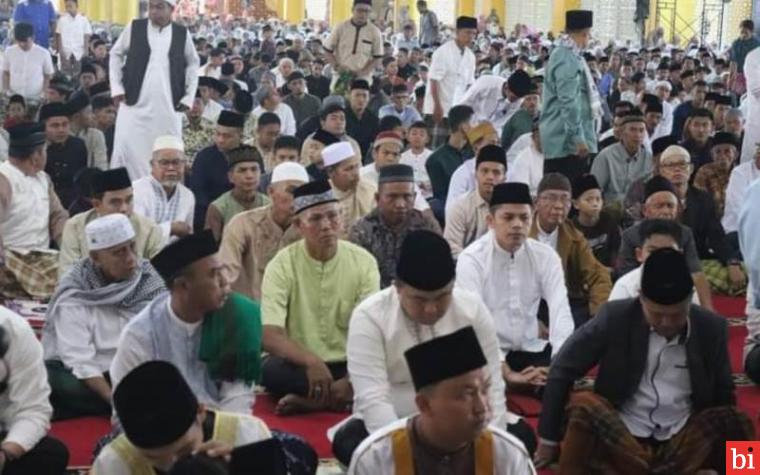 Ketua DPRD Pariyanto Salat Idulfitri Bersama Bupati Sutan Riska di Masjid Agung