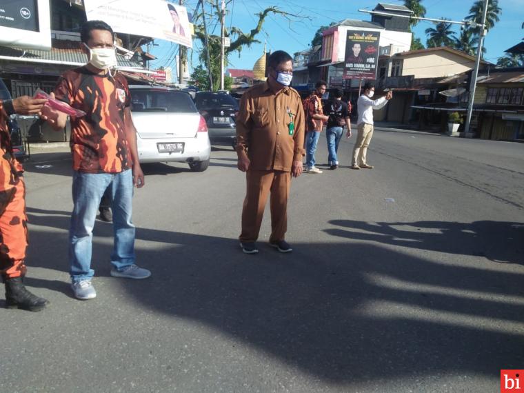 Ketua DPRD Pasbar Bagikan Ratusan Masker ke Pengendara Sepeda Motor