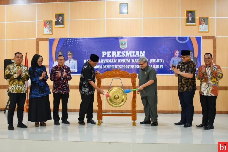 Ketua DPRD Sumbar Pukul Gong saat Peresmian BLUD UPTD BKOM dan Pelkes Sumbar