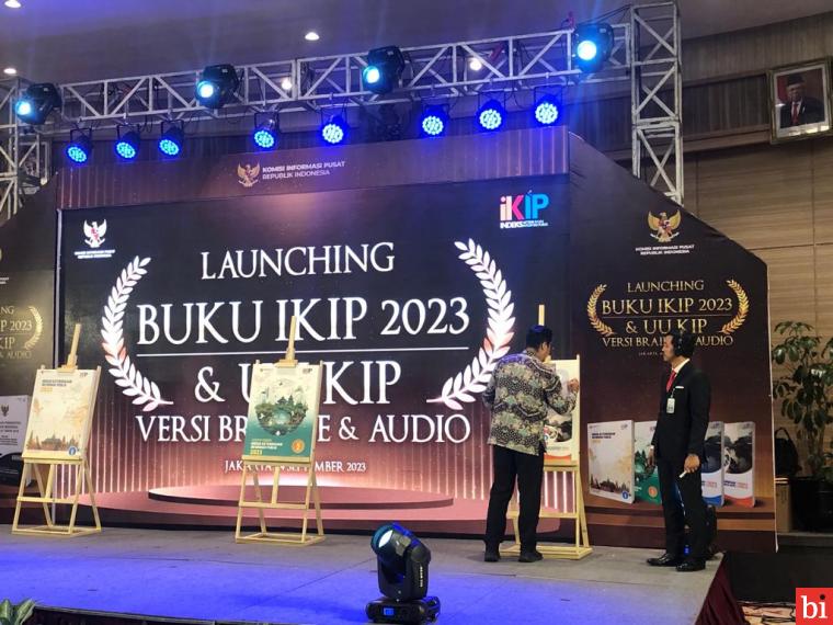 Ketua KI Sumbar Wakili KI se Indonesia Tandatangani Buku IKIP 2023