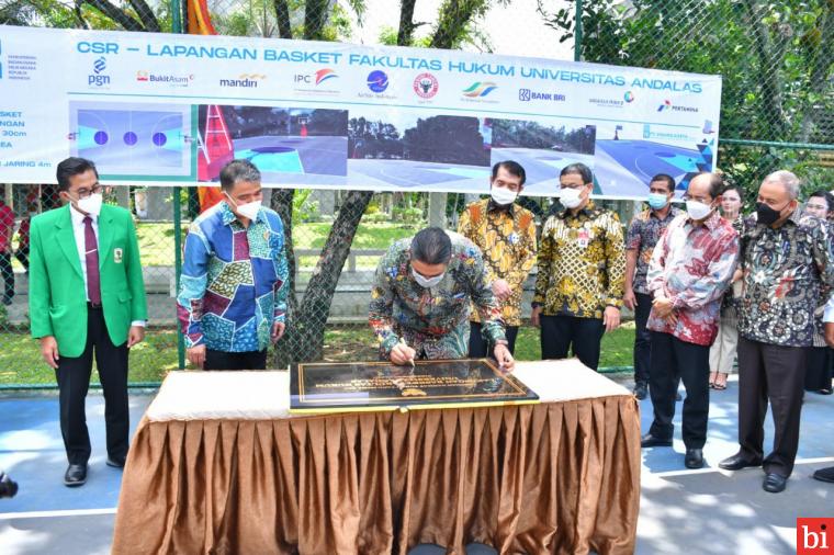 Ketua MK Resmikan Proyek GSG dan Lapangan Basket Fakultas Hukum Unand