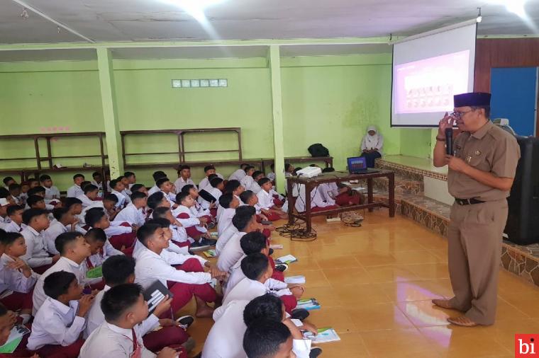 Kominfo Lima Puluh Kota Sosialisasikan Cerdas Bermedia Sosial Di Smp 1 Harau