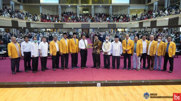 Komisaris Utama PT Pelni Orasi Ilmiah di Depan Ratusan Wisudawan UNP