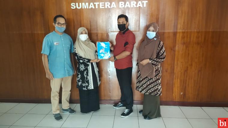 Komit Berbenah untuk Masyarakat, KPU Padang Serahkan Buku Laporan Layanan KI