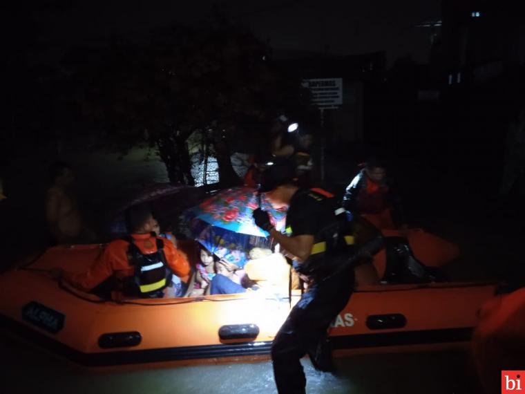 Kota Padang Dilanda Banjir, Ratusan Warga Dievakuasi