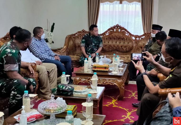 KSAD Jenderal TNI Dudung Abdurachman Kunjungi Korban Gempa Pasaman