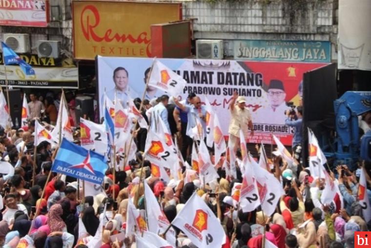 Kunjungan ke Sumbar, Puluhan Ribu Orang Berteriak Prabowo Presiden di Jalanan Kota Padang