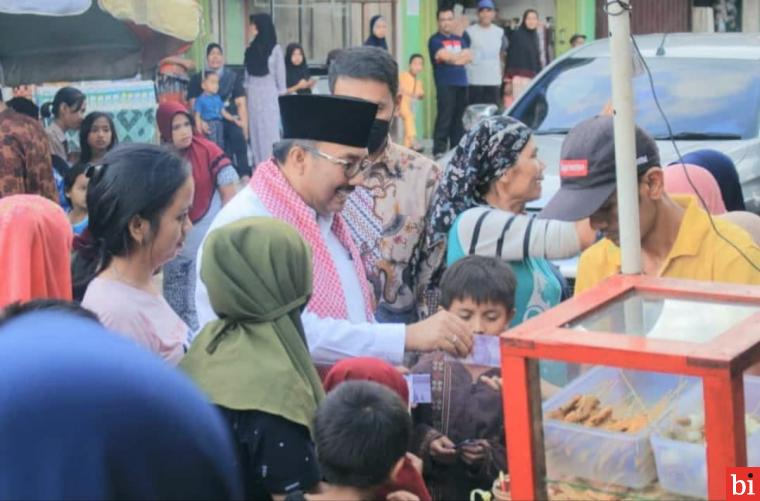 Kunjungan TSR Bupati, Masyarakat Senang, Takjil Pak Benny Laris Manis