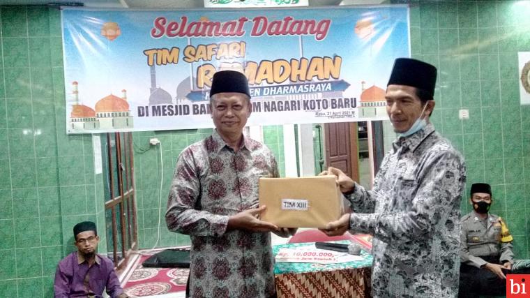 Kunjungi Masjid Babussalam, Tim XIII Safari Ramadan Dharmasraya Serahkan Bantuan Rp10 Juta