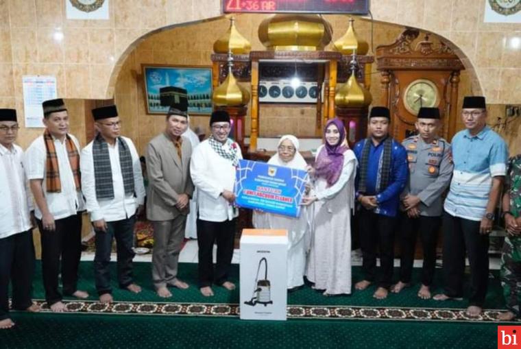 Kunjungi Masjid Tertua Di III Koto, Bupati Disambut Antusias Oleh Masyarakat