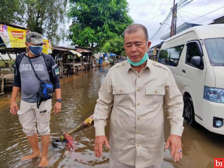 Kunjungi Perantau Minang Korban Banjir di Banjarmasin, Wagub Antar Bantuan Rendang dan...