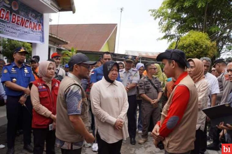 Kunjungi Posko Pengungsi di Pasar Usang, Mensos Risma Ingatkan Waspadai Banjir Susulan