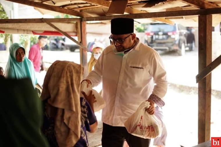 Lagi, Erick Hariyona Balon Bupati Pasbar Tebar Sembako Ditengah Pandemi