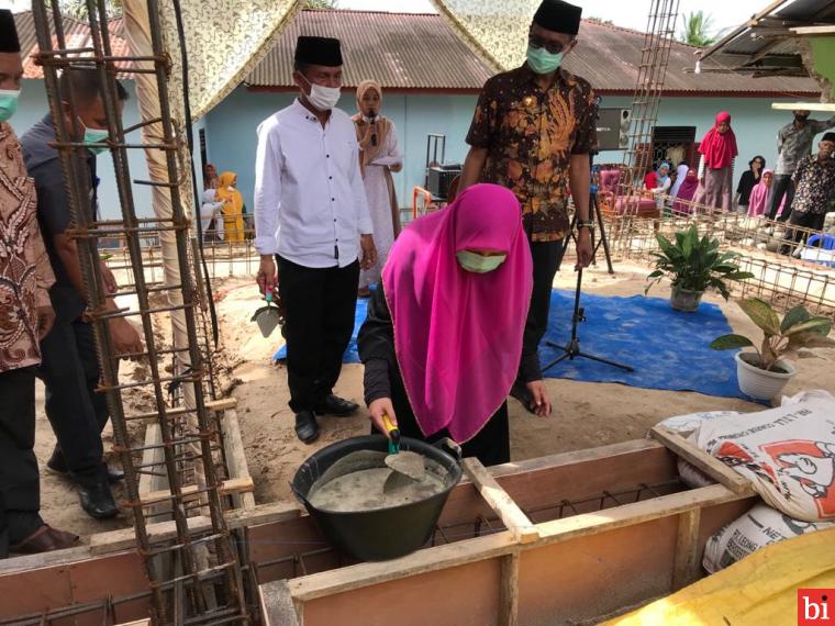 Ini Komitmen Nevi Zuairina Usai Lakukan Peletakan Batu Pertama Masjid Al Kautsar di...