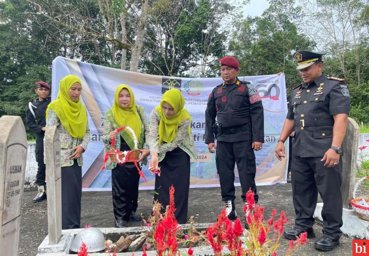 Lapas Kelas III Dharmasraya Ziarah dan Tabur Bunga di TMP Puspa Bangsa di Kabupaten...