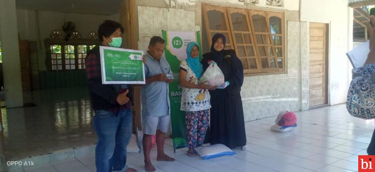 Lembaga Amil Zakat IZI Salurkan Ratusan Paket Sembako untuk Warga Desa Goisooina