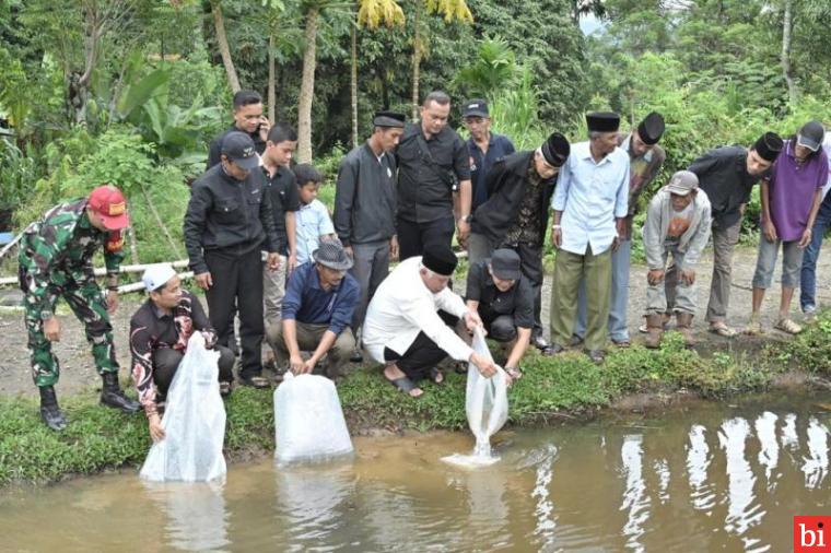 Lepas 8.000 Ekor Bibit Nila di Simawang, Gubernur Mahyeldi Juga Respons Usulan Pengerasan...