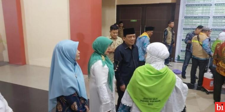 Lepas Jemaah Haji Embarkasi Padang, Wakil Ketua DPRD Sumbar Suwirpen Suib Pesankan Hal...