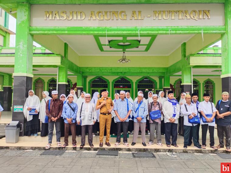 Lepas Jemaah Umrah, Wabup Sabar AS Minta Doa Keberkahan untuk Pasaman