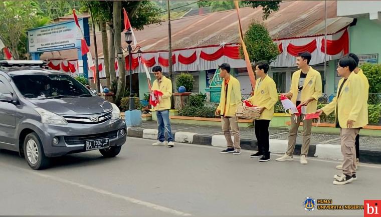 Mahasiswa UNP Kampus Sawahlunto Bagi Bendera Gratis Kepada Masyarakat