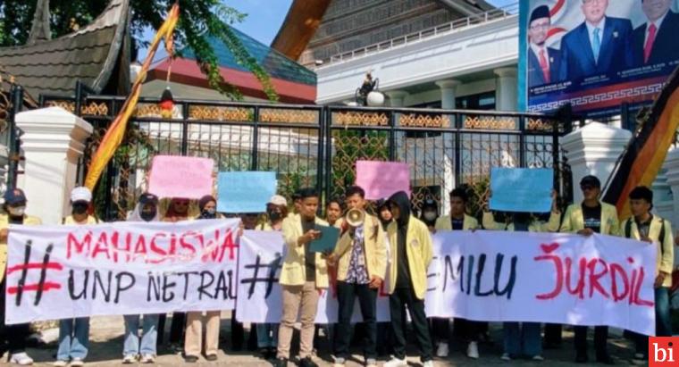 Mahasiswa UNP Serukan Pemilu Damai di Depan Gedung DPRD Sumbar