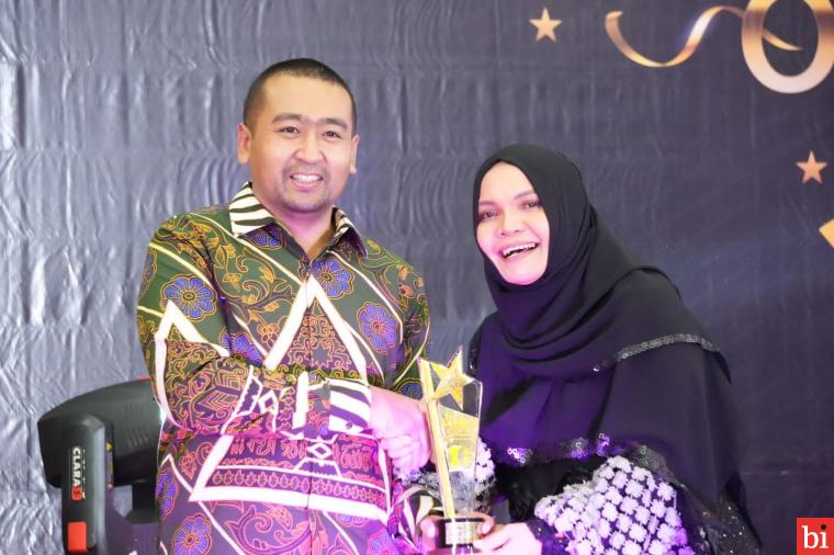 Mahyeldi-Audy Diganjar Best Leader of The Year Award