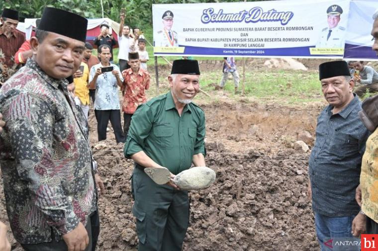 Mahyeldi Letakkan Batu Pertama Pembangunan Kembali Masjid Darul Ihsan Langgai yang Rusak...