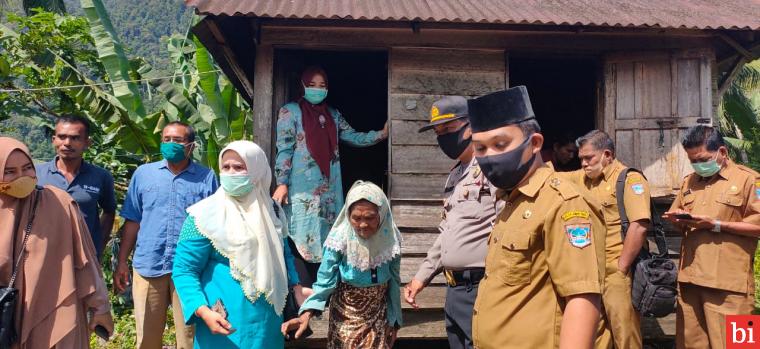 Mak Minah yang Hidup Sebatang Kara itu Dijenguk dan Diberi Bantuan oleh Ketua PKK Pasbar