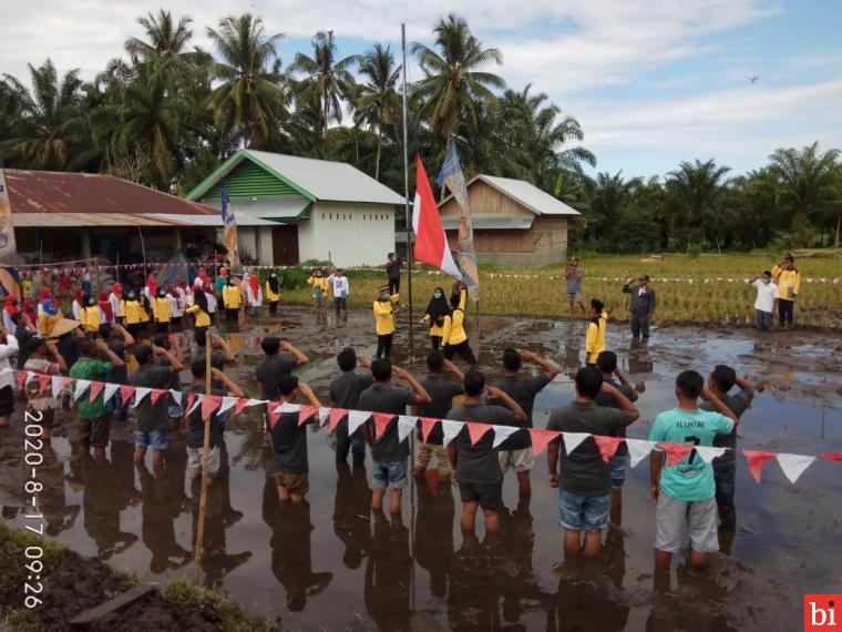 Masyarakat Dusun Sidodadi Gelar Upacara HUT ke-75 RI di Tengah Sawah