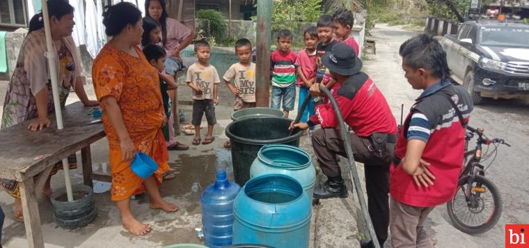 Masyarakat Krisis Air,  Semen Padang Turun Tangan Salurkan Air Bersih untuk Ratusan KK