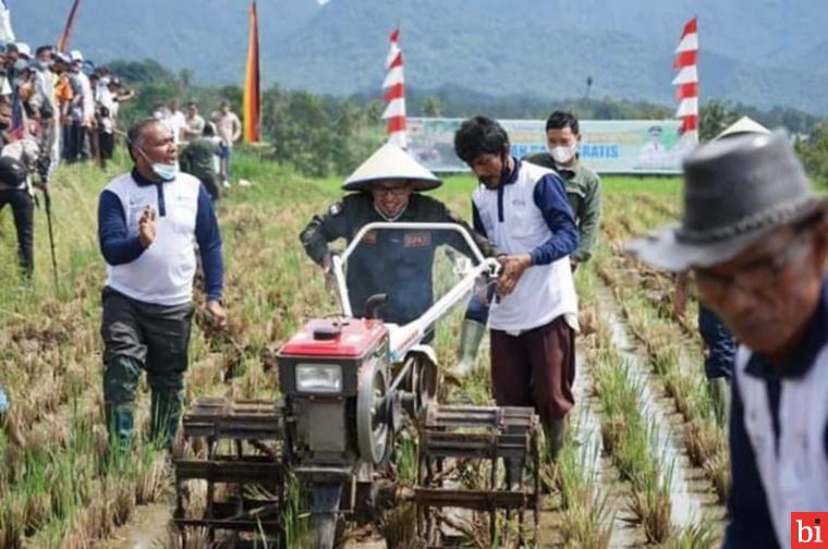 Melebihi Target, 4308 Hektare Sawah di Tanah Datar Dibajak Secara Gratis