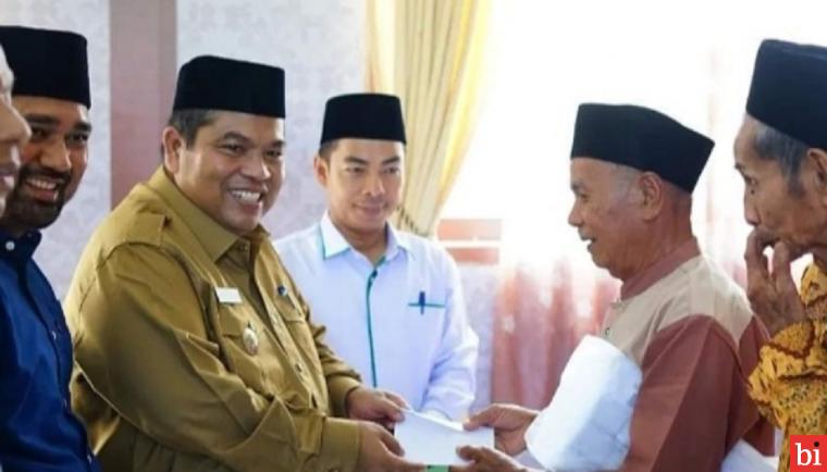 Memperkuat Kesejahteraan Masyarakat, Bupati Padang Pariaman Suhatri Bur Salurkan Zakat...