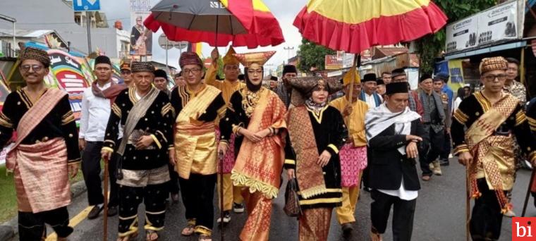 Mengetahui Makna Saluak Penghulu yang Dipasangkan kepada Wako Hendri Septa