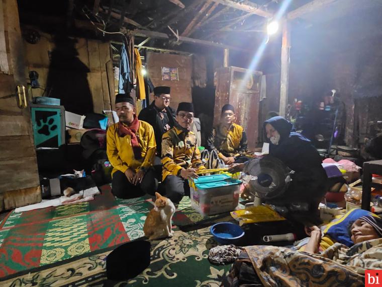 Menjelang Sahur, Bupati Safaruddin Dt.Bandaro Rajo Berhujan-Hujan Lihat Warga Dhuafa