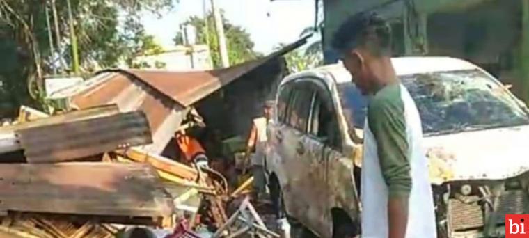 Mobnas Kadinkes Batu Bara Tabrak Warung Nasi di Tebing Tinggi