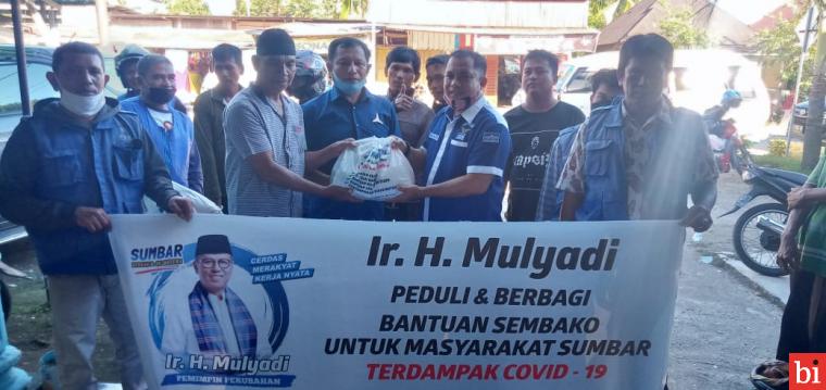 Mulyadi Peduli Berbagi dengan Pengemudi Ojek Pengkolan di Pasaman Barat