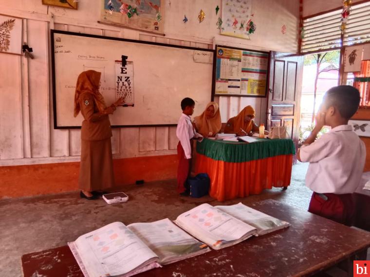 Murid SDN 09 Teluk Bakung Ikuti Pemeriksaan Kesehatan